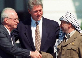 13 settembre 1993: stretta di mano a Washington tra Yitzhak Rabin e Yasser Arafat (LaPresse)