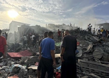 Striscia di Gaza: nel campo profughi di Nusseirat dopo un bombardamento israeliano (LaPresse)