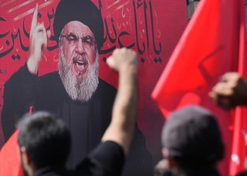 Il discorso di Hassan Nasrallah, leader di Hezbollah, visto da una piazza di Beirut (LaPresse)