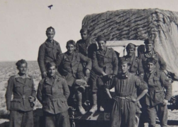 Sergio Bresciani è in alto a sinistra (foto da "Il bambino di El Alamein")