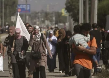 Palestinesi scappano da Gaza (LaPresse)