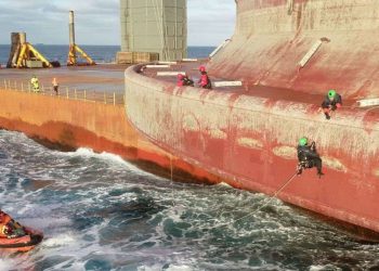 L'assalto alla piattaforma petrolifera Shell da parte di Greenpeace (Twitter)