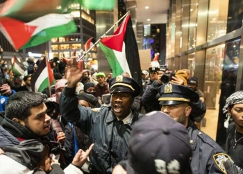 New York: protesta in difesa dei palestinesi davanti al New York Times (LaPresse)