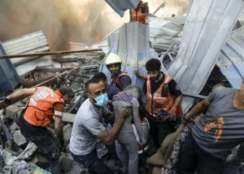 Tra le macerie di Gaza City, dopo un bombardamento israeliano (LaPresse)