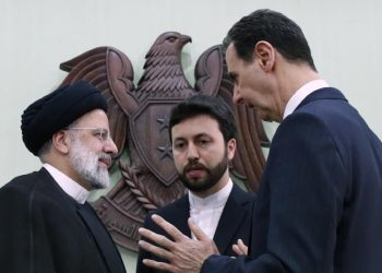 Bashar al Assad (a d.) a colloquio con il presidente iraniano Ebrahim Raisi (LaPresse)