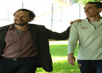 Stefano Accorsi e Andrea Carpenzano in una scena del film su Rete 4 (Foto Web)