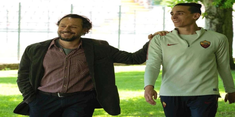 Stefano Accorsi e Andrea Carpenzano in una scena del film su Rete 4 (Foto Web)