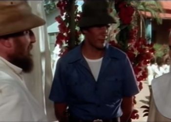 Giuliano Gemma e Ursula Andress in una scena del film su Rete 4 (Screenshot)