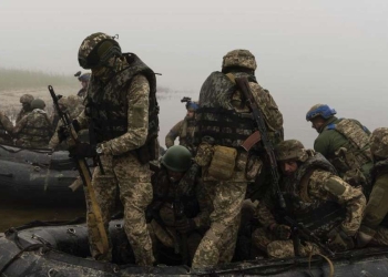 Soldati ucraini sul Dnipro nei pressi di Kherson (LaPresse)