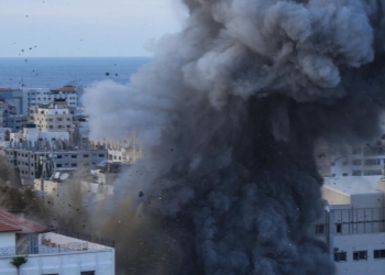 Bombe di Israele su Gaza (LaPresse)