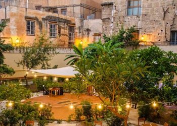 Un angolo del giardino di "Al Fresco Giardino e Bistrot" a Palermo