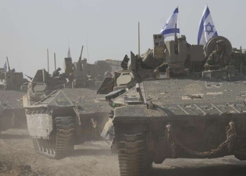 Carri armati israeliani al confine di Gaza durante la tregua (LaPresse)