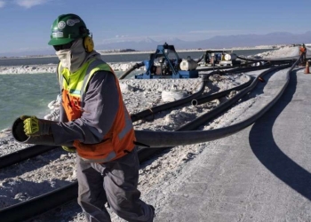 Estrazione del litio in Cile (laPresse)