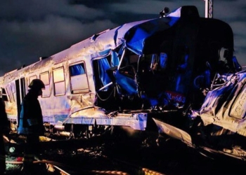Il treno coinvolto nell'incidente con il camion a Corigliano (Twitter)