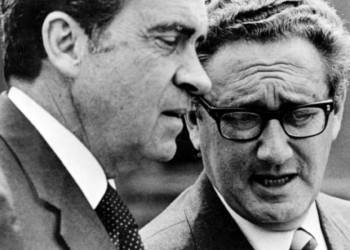Henry Kissinger (a d.) mentre parla con Richard Nixon (LaPresse)