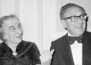 L'ex premier israeliana Golda Meil (1898-1978) con Henry Kissinger (1923-2023) a New York nel 1977 (LaPresse)
