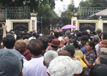 Folla davanti ad una prigione a Yangon, Myanmar (LaPresse)