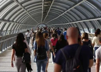 Giovani alla fiera di Roma in occasione di un concorso (LaPresse)