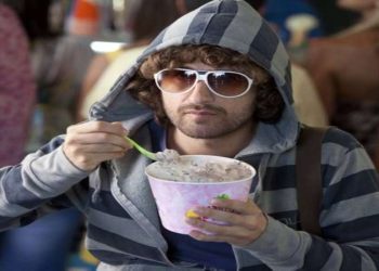 Alessandro Siani in una scena del film su Rai 1 (Foto Web)