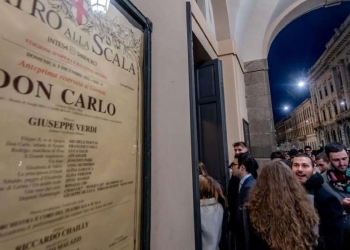 In attesa di entrare alla Scala di Milano (LaPresse)