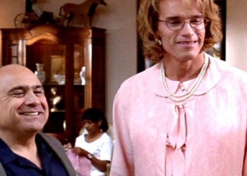 Danny DeVito e Arnold Schwarzenegger in una scena del film su Italia 1 (Foto Web)
