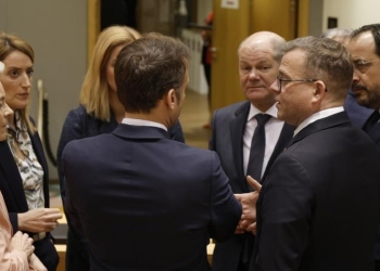 Capi di Stato e di governo al Consiglio Ue. A sin. Ursula von der Leyen (LaPresse)