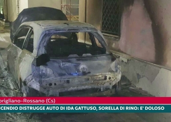 Ida Gattuso, la prima auto incendiata (Screen da Youtube Calabria News 24)