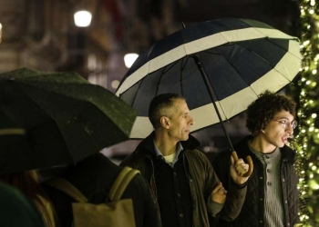 Shopping natalizio in Via del Corso a Roma (Lapresse)