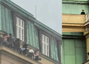 Sparatoria all'università di Praga: studenti nascosti e il killer appostato sui tetti (Twitter)