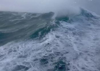 Nave da crociera colpita da onda anomala in Norvegia