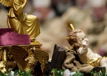 La statua di Gesù Bambino in San Pietro (LaPresse)