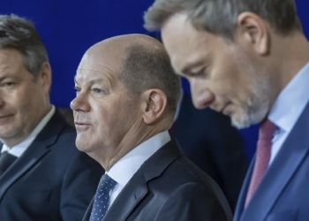 Da sin. Robert Habeck, Olaf Scholz, Christian Lindner (LaPresse)