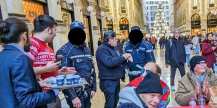 L'intervento delle Forze dell'Ordine durante il pranzo di Natale dei senzatetto (Instagram, MilanoBellaDaDio)