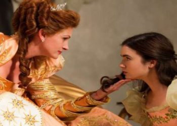 Julia Roberts e Lily Collins in una scena del film in seconda serata su Rai 1 (Foto Web)