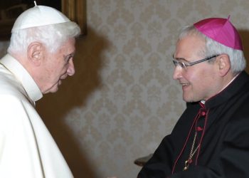 Mons. Luigi Negri (a d.) con papa Benedetto XVI (foto tufortitudomea.it)