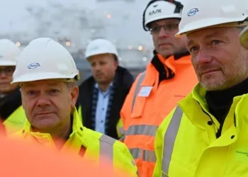 Olaf  Scholz (a sin.) e Christian Lindner all'inaugurazione di un terminal LNG nel 2022 (Ansa)