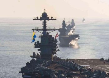 La portaerei USS Ford nel Mar Rosso con la sua squadra di supporto (Ansa)