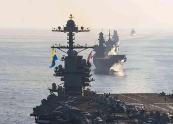 La portaerei USS Ford nel Mar Rosso con la sua squadra di supporto (Ansa)