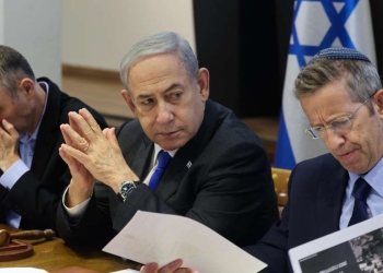 Benjamin Netanyahu, premier di Israele, mentre presiede una riunione del governo (Ansa)