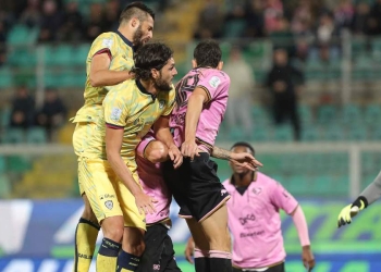 Pavoletti (Cagliari) prova a concludere di testa contro il Palermo (Foto: Ansa, 2022)
