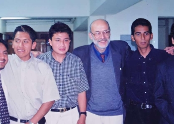 Andrea Aziani (1953-2008), al centro, con alcuni amici e studenti (foto da Facebook)