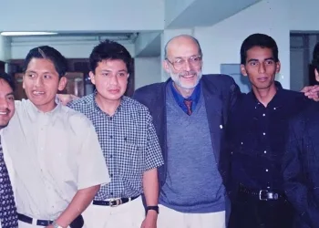 Andrea Aziani (1953-2008), al centro, con alcuni amici e studenti (foto da Facebook)