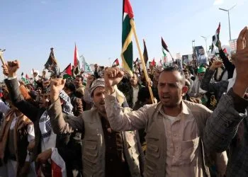 Proteste degli Houthi a Sana'a contro la missione USA nel Mar Rosso (Ansa)