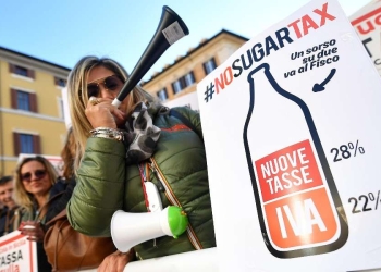 Una manifestazione contro la Sugar Tax (Ansa)