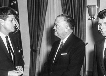 John Fitzgerald Kennedy (a sin.) con Edgar Hoover, capo dell'FBI (Ansa)