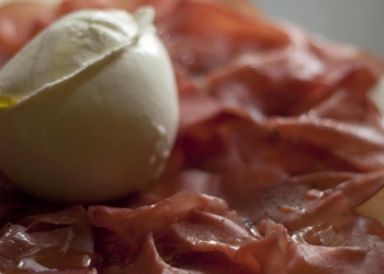 Un piatto di bresaola con mozzarella (Ansa)