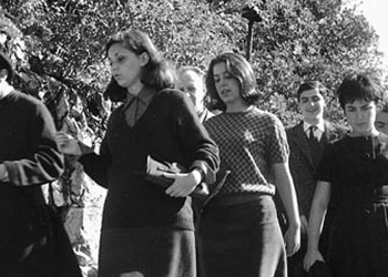 Don Giussani insieme ad alcuni giovani (Ansa)