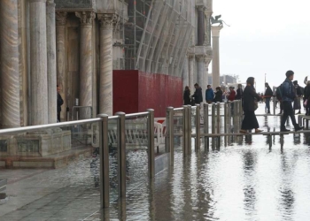 Le paratie di vetro intorno alla Basilica di San Marco (Ansa)