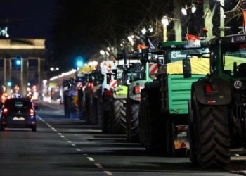 Germania: la protesta degli agricoltori davanti alle Porte di Brandeburgo (Twitter)