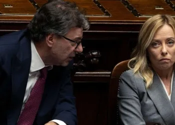 Giancarlo Giorgetti e Giorgia Meloni alla Camera (Ansa)